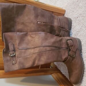 Flat boots